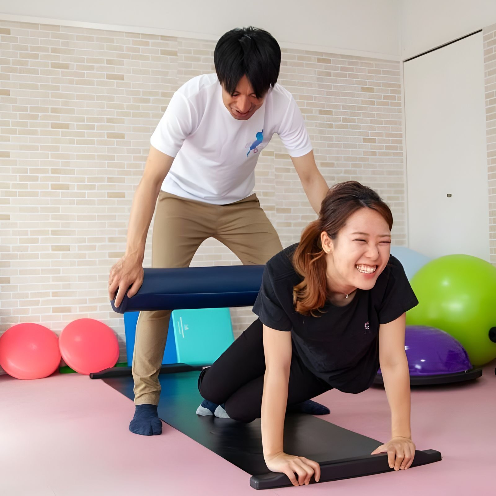 CRIARでトレーナーと体幹トレーニングをする様子